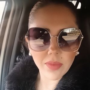 Meet your Posher, Adriana